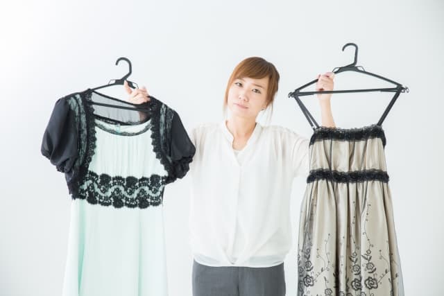 女性がドレスを比較している