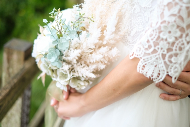 花を持っている女性