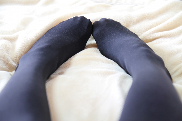 黒いストッキングを履いている足